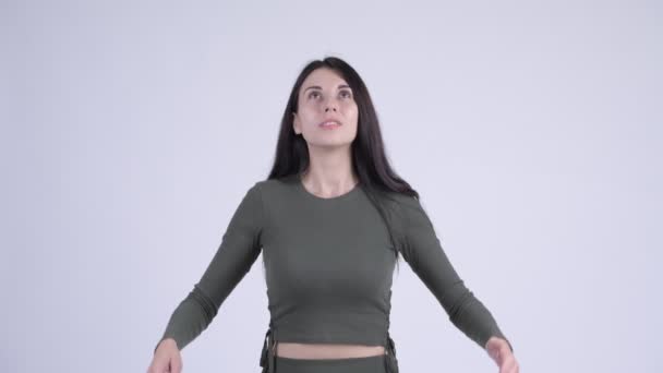 Boldog fiatal gyönyörű nő, elkapta valami — Stock videók