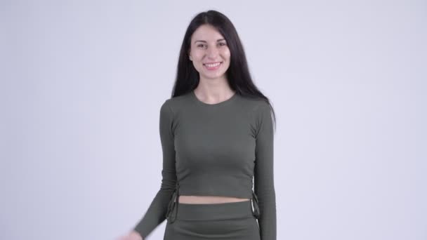 Glad ung vacker kvinna som pekar på kamera — Stockvideo