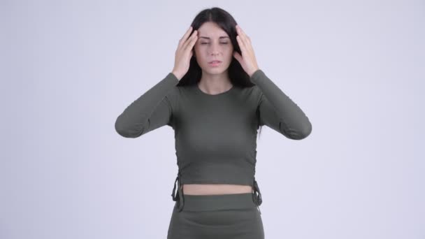 Jovem estressado mulher com dor de cabeça — Vídeo de Stock