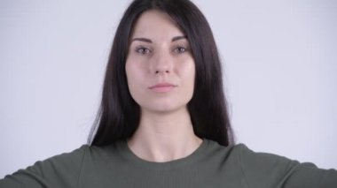 Kulakları üç bilge maymunlar kavram olarak kapsayan genç güzel kadın yüzü