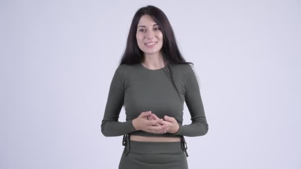 Feliz joven hermosa mujer sonriendo mientras habla — Vídeo de stock