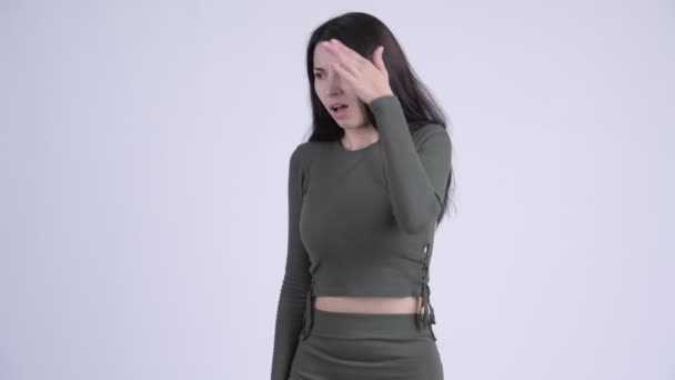 Jovem estressado mulher cobrindo os olhos não querendo ver algo — Vídeo de Stock