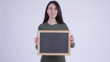 Mutlu genç güzel kadın Blackboard tutarken düşünme