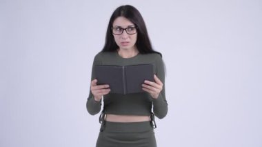 Utangaç genç güzel kadın yüz kitap ile kaplama