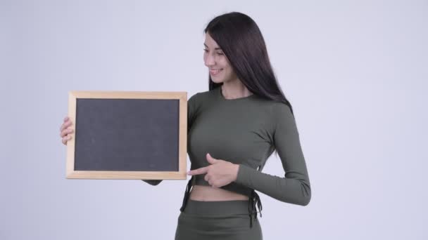 Šťastná Mladá krásná žena ukazuje tabule a dává palec nahoru — Stock video