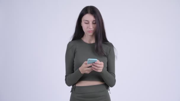 Joyeux jeune belle femme en utilisant le téléphone — Video