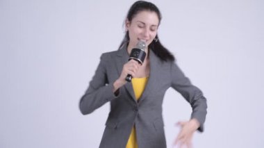 Şarkı ve suçlu haber spikeri olarak genç iş kadını