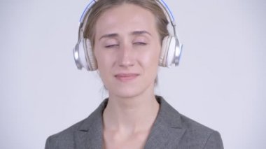 Mutlu genç sarışın işkadını müzik yüzü