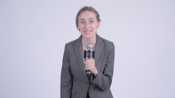 Молодая счастливая блондинка-бизнесвумен в роли ведущего новостей — стоковое видео