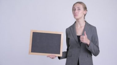 Blackboard tutarak ve Yaşasın vererek mutlu genç sarışın işkadını