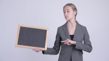 Blackboard tutarak ve aşağı Yaşasın vererek ciddi genç sarışın işkadını