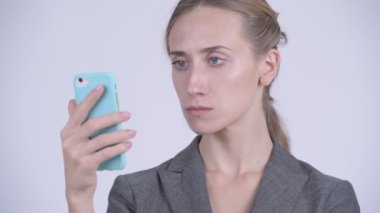Telefonunuzun ve mutlu genç sarışın iş kadını yüzü