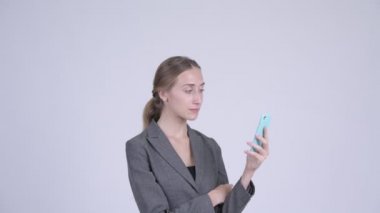 Mutlu genç sarışın işkadını telefon kullanarak ve sürpriz arıyor