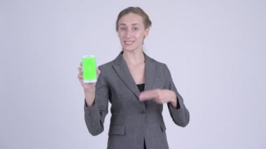 Telefon gösterilen ve Yaşasın vererek mutlu genç sarışın işkadını