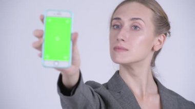 Mutlu genç sarışın işkadını gösteren telefon yüzü