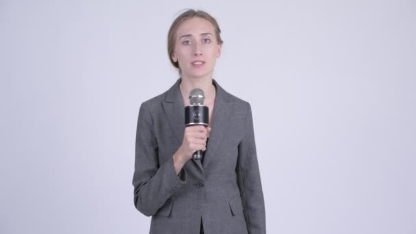 Young blonde businesswoman as newscaster making mistake — Stock Video