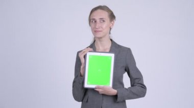 Mutlu genç sarışın işkadını dijital tablet gösterilen süre düşünme
