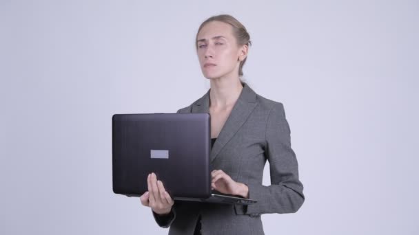 Счастливая молодая блондинка-бизнесвумен думает, используя ноутбук — стоковое видео