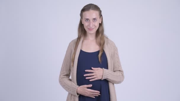 Heureuse jeune belle femme enceinte souriante — Video