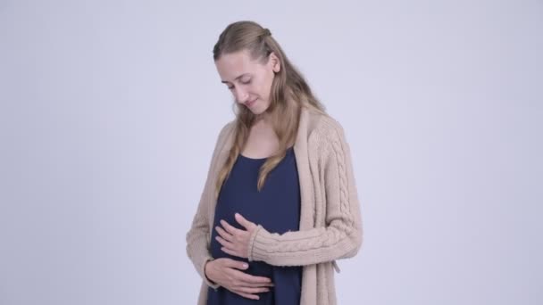Счастливая молодая красивая беременная женщина, улыбающаяся со скрещенными руками — стоковое видео