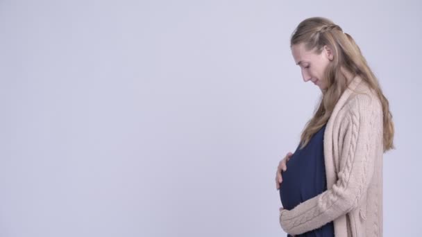 Профиль счастливой молодой красивой беременной женщины, улыбающейся — стоковое видео