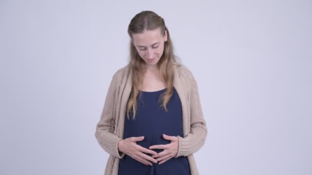 Glad ung vacker gravid kvinna ger tummen upp — Stockvideo