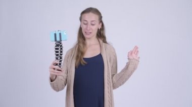 Mutlu genç hamile kadın vlogging telefon ile