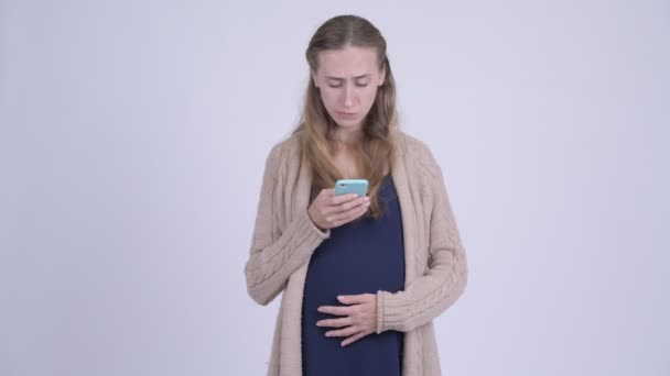 Betonade ung gravid kvinna använda telefon och få dåliga nyheter — Stockvideo