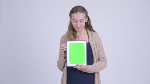 Jovem grávida feliz mostrando tablet digital — Vídeo de Stock