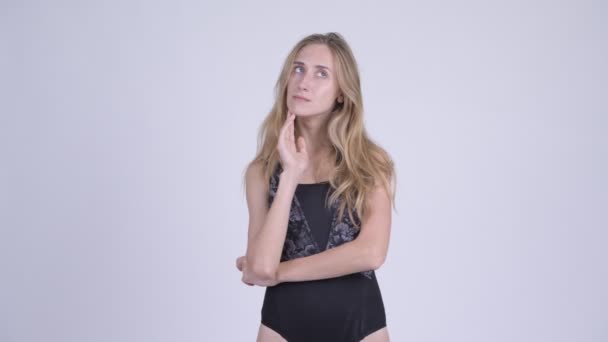 Glückliche junge blonde Frau im Badeanzug — Stockvideo