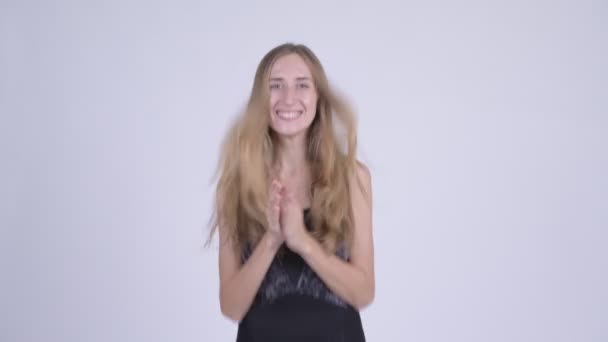 Счастливая молодая блондинка в купальнике хлопает в ладоши — стоковое видео