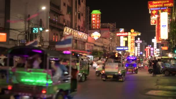 Πολυσύχναστο δρόμο της Chinatown σε Μπανγκόκ με Thai tuktuk και τα ταξί τη νύχτα — Αρχείο Βίντεο