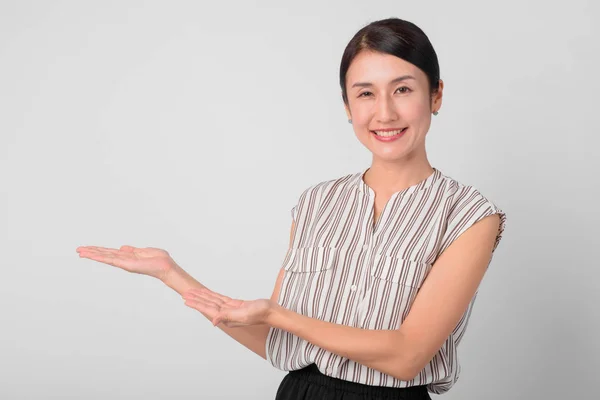 Portret van gelukkige Japanse zakenvrouw tonen iets — Stockfoto