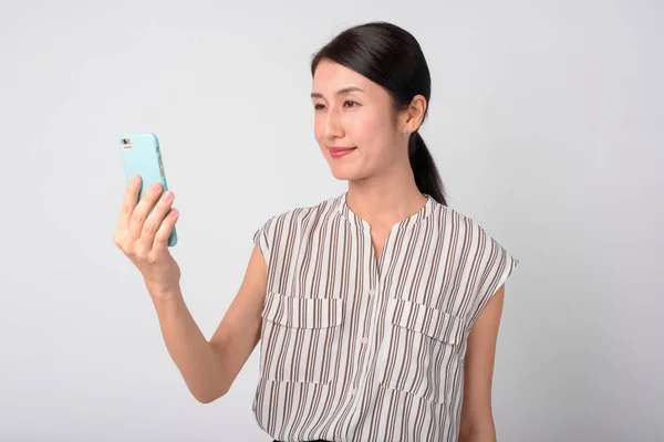 Ritratto di bella donna d'affari giapponese che usa il telefono — Foto Stock