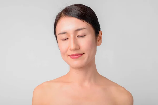 Gyönyörű ázsiai nő félmeztelen, egészség és szépség fogalom csukott szemmel arc — Stock Fotó
