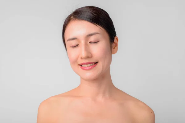 Boldog ázsiai nő félmeztelen, a szeme mosolygós arca zárt, egészség és szépség a koncepció — Stock Fotó