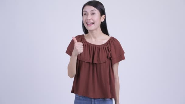 Feliz hermosa asiática mujer dando pulgares arriba — Vídeo de stock