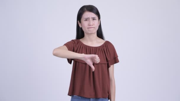 Angry Aziatische vrouw geven duimen naar beneden — Stockvideo
