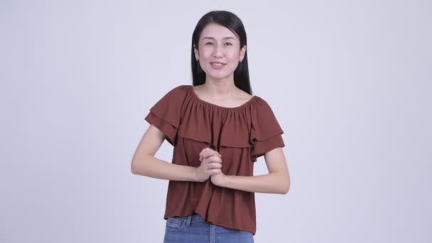 Gelukkig mooie Aziatische vrouw op zoek naar enthousiast tijdens een gesprek — Stockvideo