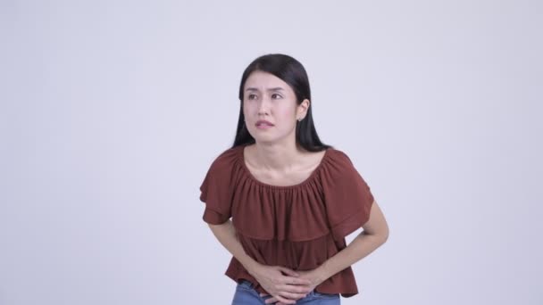 Estresado mujer asiática tener dolor de estómago — Vídeo de stock