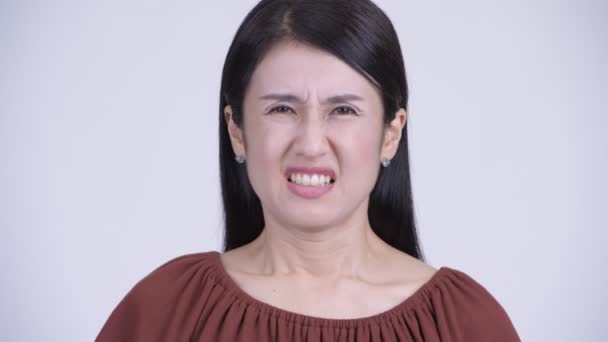 Ansikte av arga asiatisk kvinna ropade och skrek — Stockvideo