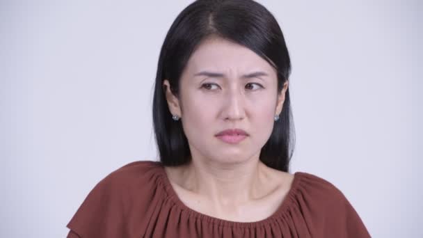 Tiksinti seyir stresli Asyalı kadın yüzü — Stok video