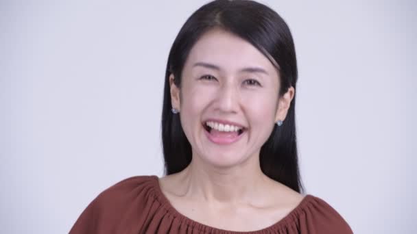 Лицо счастливой красивой азиатки, улыбающейся и смеющейся — стоковое видео