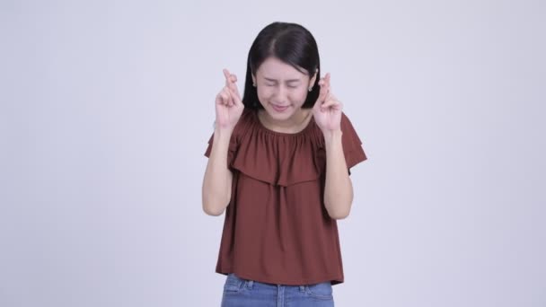 Parmak çarpı işareti ile dilek mutlu güzel Asyalı kadın — Stok video