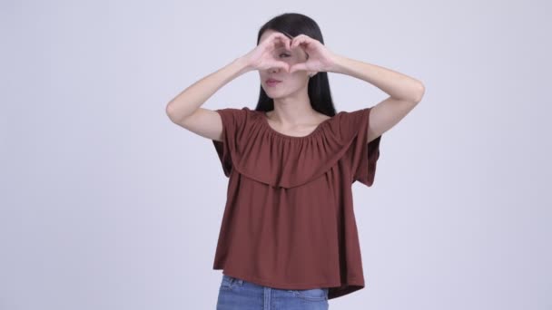 Šťastná žena krásné asijské srdce gestem ruky — Stock video