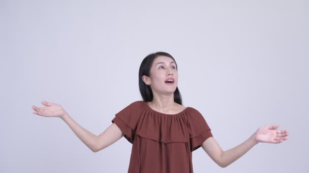 Feliz bela mulher asiática pegar algo — Vídeo de Stock