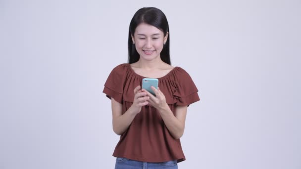 快乐美丽的亚洲女人使用手机 — 图库视频影像