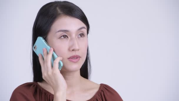 Gesicht von glücklich schön asiatisch frau talking auf die telefon — Stockvideo