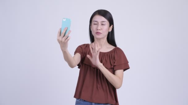 Feliz hermosa mujer asiática videollamadas con teléfono — Vídeos de Stock