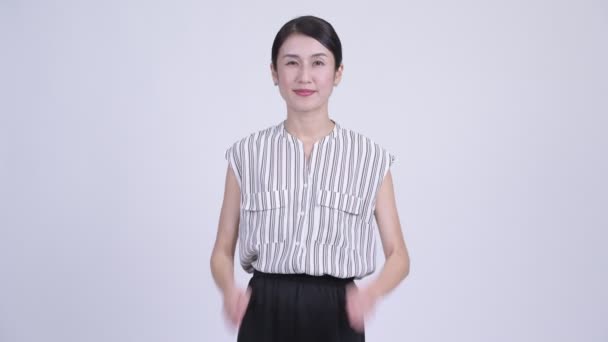 Счастливая красивая азиатская бизнесвумен, поздравляющая с уважением — стоковое видео
